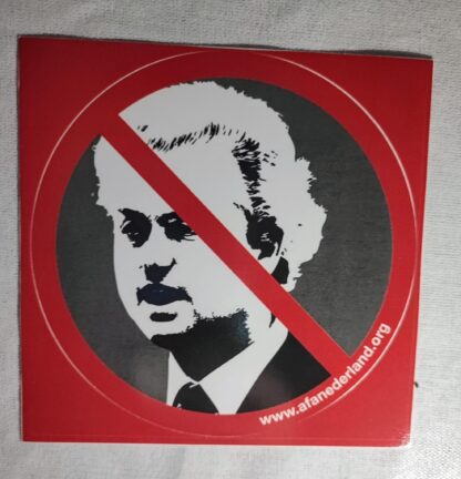 sticker van het gezicht van geert wilders met een kruis er doorheen